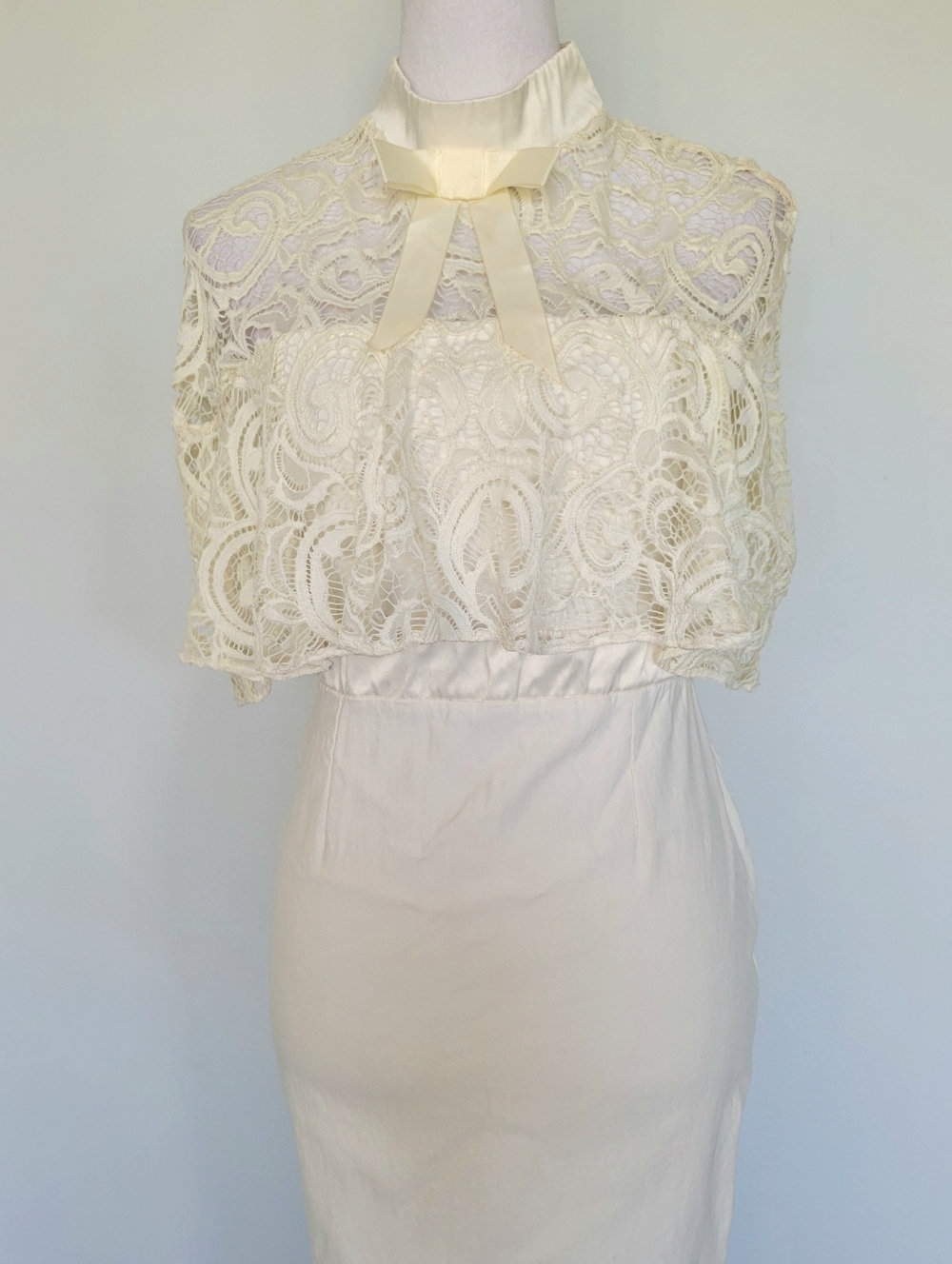 NWOT Ivory Lace Overlay Cape Satin Ribbon Tie Sheath Bridal Classic Dress Sz  12